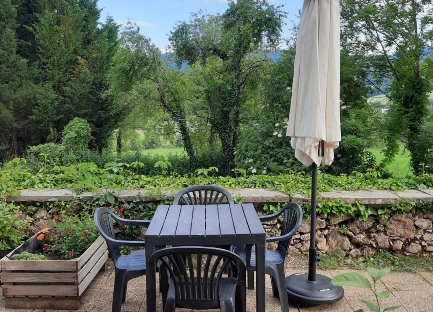 Chez Line Et Pierre: Appartement Spacieux, Lumineux Et Equipe La Bastide-de-Sérou